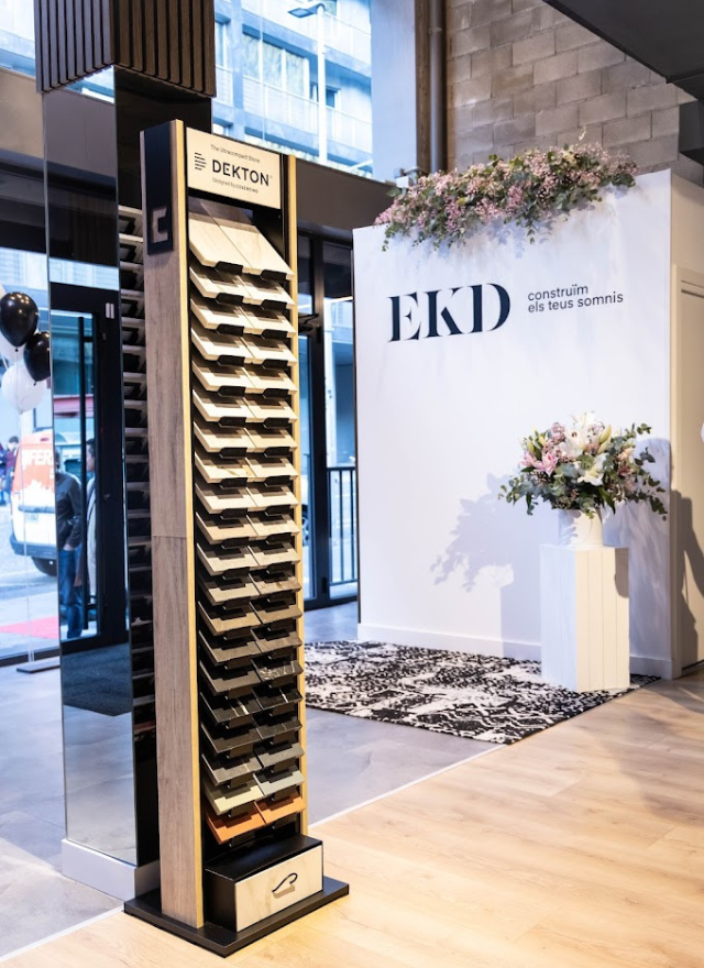 Showroom d’EKD amb expositor vertical de mostres i laminats d’interiorisme a Andorra